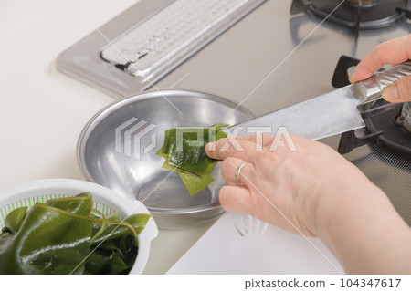 [Housewife cooking raw seaweed] 104347617