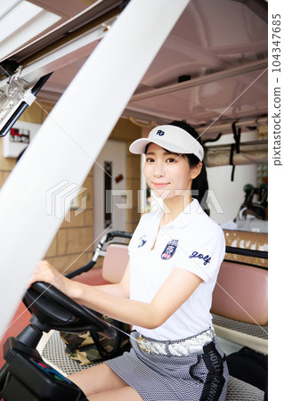 女子打高爾夫球 女子打高爾夫球 104347685