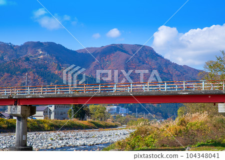 新潟縣湯澤町魚野川新本橋山脈秋景 104348041