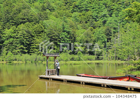 初夏明神池的上高地 104348475