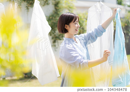 一個女人洗衣服的肖像 104348478