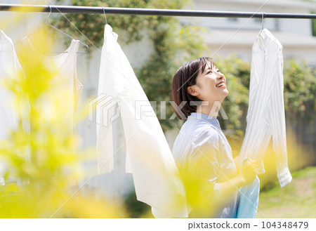 一個女人洗衣服的肖像 一個女人洗衣服的肖像 104348479