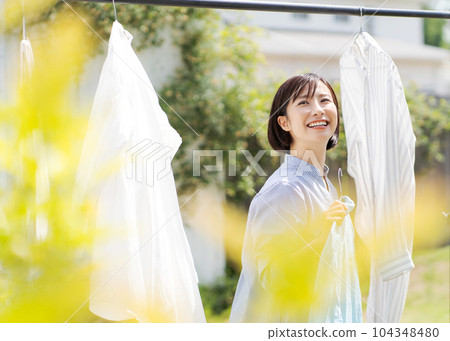 一個女人洗衣服的肖像 104348480