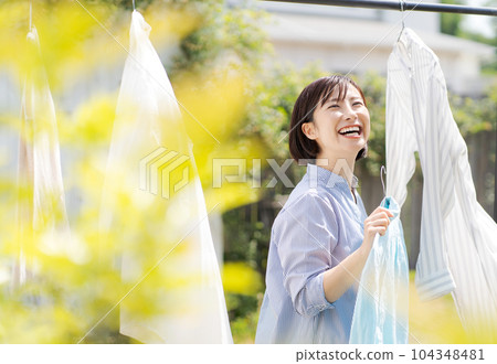 一個女人洗衣服的肖像 104348481