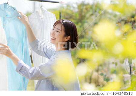 一個女人洗衣服的肖像 一個女人洗衣服的肖像 104348513