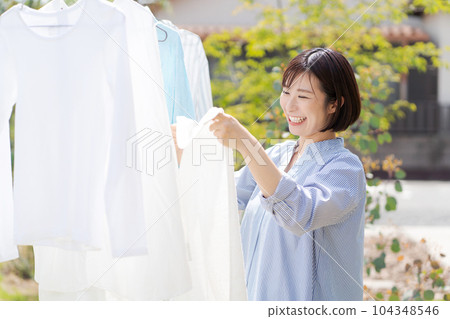 一個女人洗衣服的肖像 一個女人洗衣服的肖像 104348546