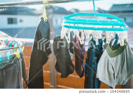 洗衣在陽台上曬乾 洗衣在陽台上曬乾 104348695