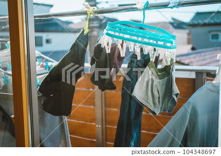 洗衣在陽台上曬乾 104348697