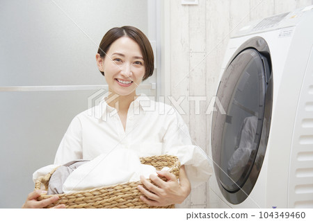 洗衣機前的中年婦女肖像 104349460