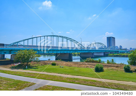 從東京都大田區矢口眺望多摩川上的玉川大橋和玉川專用橋 104349480