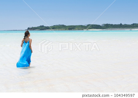 一位年輕女子在無盡的淺海中享受假期 104349597