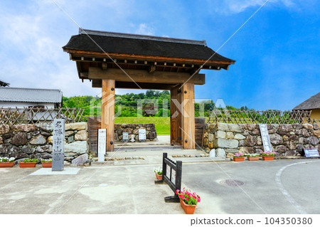 Middle gate 104350380