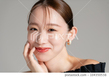 年輕女子古典美 年輕女子古典美 104350538