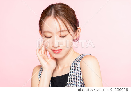 Young woman classical beauty 104350638