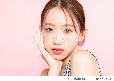 Young woman classical beauty 104350644