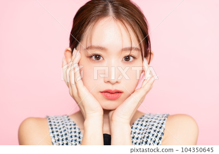 年輕女子古典美 年輕女子古典美 104350645