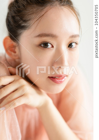 Young woman natural beauty 104350705
