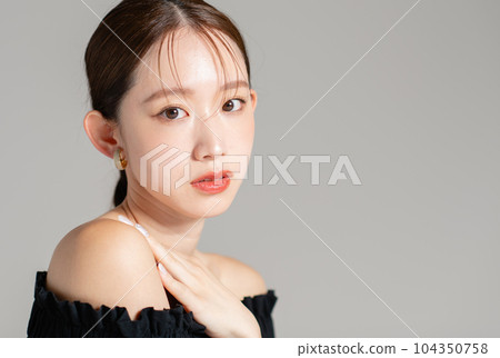 Young woman classical beauty 104350758