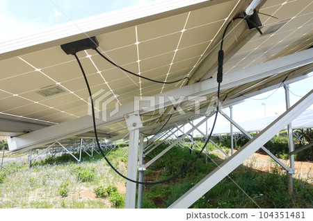 有懸掛太陽能電池板電纜的發電廠 有懸掛太陽能電池板電纜的發電廠 104351481