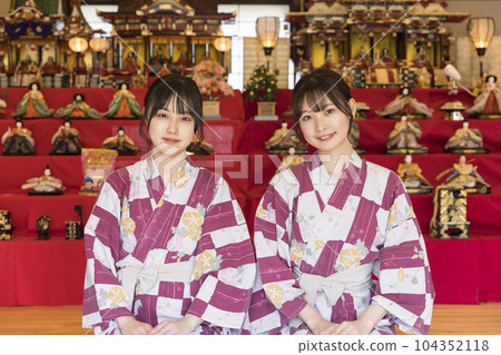 坐在旅館內展示的雛人偶前的年輕女子 女孩旅行的照片 坐在旅館內展示的雛人偶前的年輕女子 女孩旅行的照片 104352118