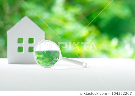 房子和放大鏡的圖像 房子和放大鏡的圖像 104352267