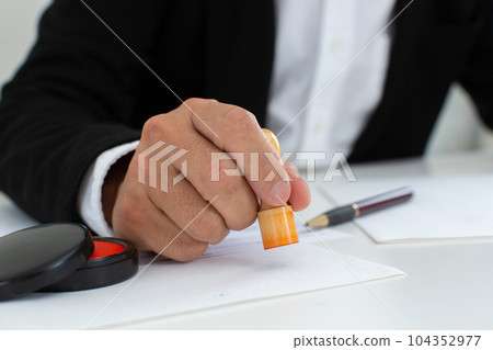 蓋印在合同的商人 蓋印在合同的商人 104352977
