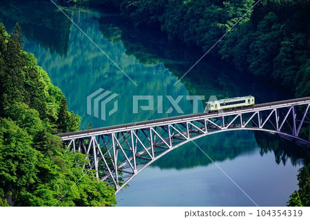 只見線紀波110系列車穿越春天第一座只見川大橋（福島縣三島町，5月下旬清晨） 104354319