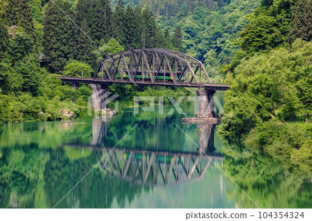 只見線紀波E120號列車在春天穿越只見川四橋(福島縣金山町,5月下旬上午) 只見線紀波E120號列車在春天穿越只見川四橋(福島縣金山町,5月下旬上午) 104354324