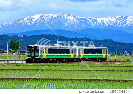 紀葉E120號列車進入只見線若宮站站台（福島縣會津坂下町，5月下旬上午） 104354364