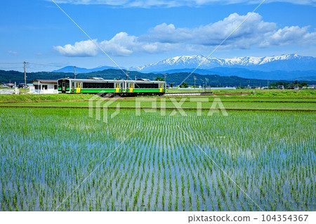 紀葉E120號列車進入只見線若宮站站台（福島縣會津坂下町，5月下旬上午） 104354367