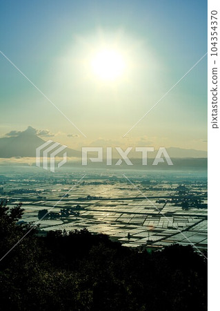 從二沼森林公園看到的背光下閃閃發光的會津盆地(福島縣會津三里町,6月初的清晨) 從二沼森林公園看到的背光下閃閃發光的會津盆地(福島縣會津三里町,6月初的清晨) 104354370