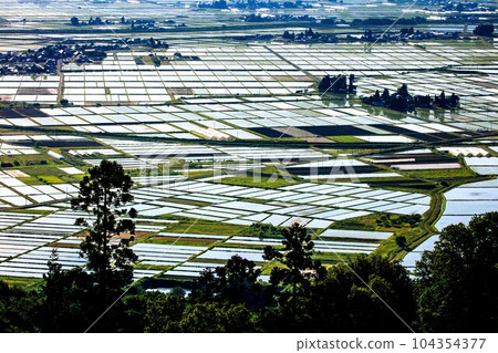 The Aizu Basin shining in the backlight seen from Futanuma Forest Park (Aizumisato Town, Fukushima Prefecture, early morning in early June) 104354377