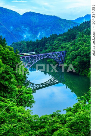 Tadami Line Train crossing the Daiichi Tadami River Bridge in early summer (Mishima Town, Fukushima Prefecture, early morning in mid-June) 104354383