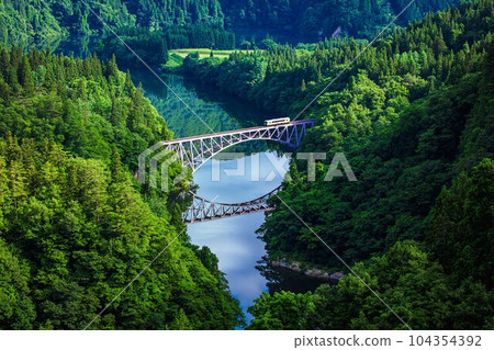 初夏時節，只見線紀波110系列車穿越第一隻見川大橋（福島縣三島町，6月下旬清晨） 104354392