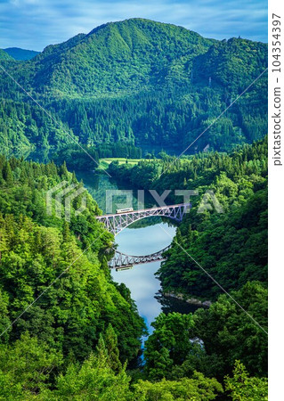 初夏時節，只見線紀波110系列車穿越第一隻見川大橋（福島縣三島町，6月下旬清晨） 104354397