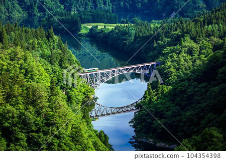 只見線紀波E120號列車穿越初夏第一座只見川大橋(福島縣三島町,6月下旬清晨) 只見線紀波E120號列車穿越初夏第一座只見川大橋(福島縣三島町,6月下旬清晨) 104354398