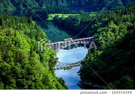 只見線紀波E120號列車穿越初夏第一座只見川大橋（福島縣三島町，6月下旬清晨） 104354399