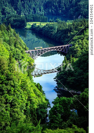 只見線紀波E120號列車穿越初夏第一座只見川大橋（福島縣三島町，6月下旬清晨） 104354401