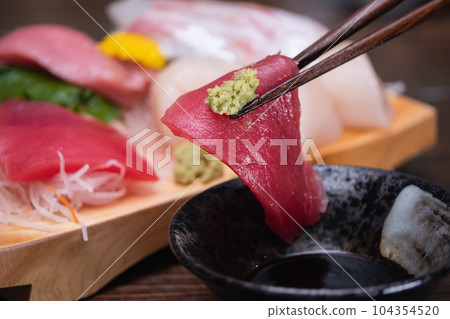 金槍魚生魚片的特寫。日本新鮮海鮮。 金槍魚生魚片的特寫。日本新鮮海鮮。 104354520