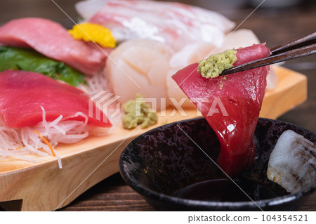 金槍魚生魚片的特寫。日本新鮮海鮮。 金槍魚生魚片的特寫。日本新鮮海鮮。 104354521