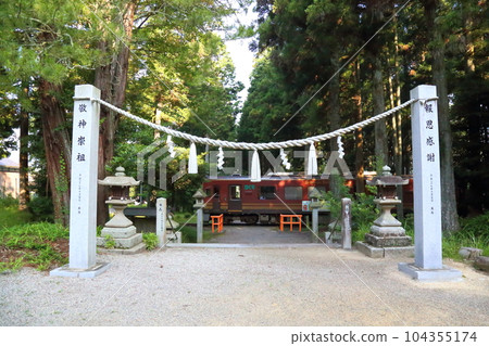 Higumo Shrine (Shigaraki Kogen Railway passes through the precincts) [Shigaraki-cho, Koka City, Shiga Prefecture, near Kumoi Station] 104355174
