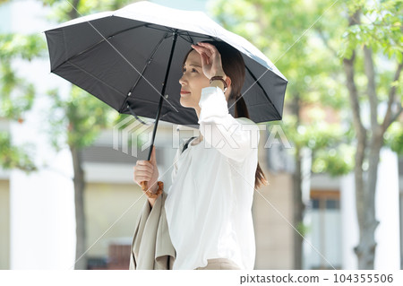 拿著陽傘生意的女人 104355506