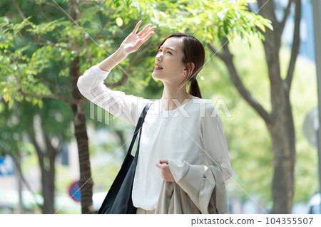 Business woman heat stroke 104355507