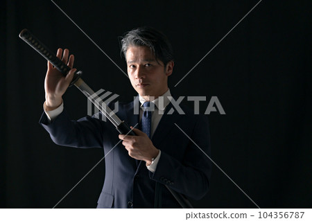 一個拿著劍的男人商人 104356787