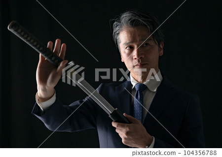 一個拿著劍的男人商人 104356788