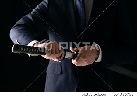 一個拿著劍的男人商人 104356792