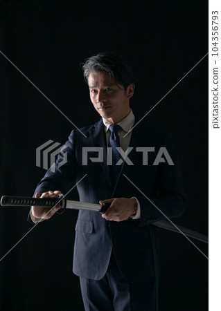 一個拿著劍的男人商人 104356793