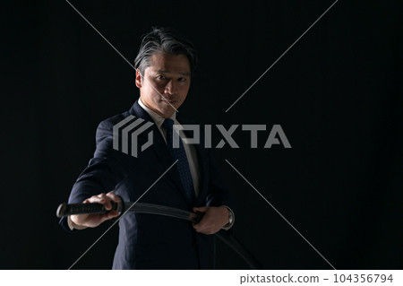 一個拿著劍的男人商人 104356794