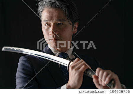 一個拿著劍的男人商人 104356796