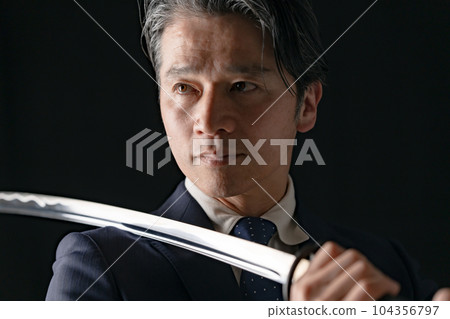 一個拿著劍的男人商人 104356797